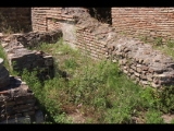 07428 ostia - regio iv - insula iii - edificio (iv,iii,2) - laden - cardo maximus - nordecke - detail - nordecke - 06-2024.jpg